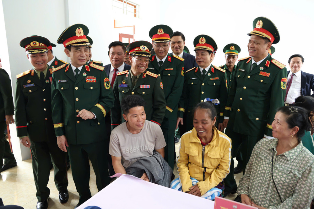Ngày 9/7, khoảng 700 người dân Lào khu vực biên giới được khám, tư vấn sức khỏe và cấp thuốc miễn phí trong khuôn khổ Giao lưu hữu nghị Quốc phòng biên giới Việt Nam - Lào lần thứ 3 (ảnh Giang Phan). 80.jpg