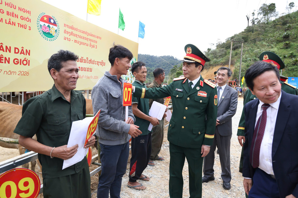 Các hoạt động an sinh trong khuôn khổ Giao lưu hữu nghị Quốc phòng biên giới Việt Nam - Lào lần thứ 3 tiếp tục vun đắp tình đoàn kết đặc biệt giữa hai nước (ảnh Giang Phan). 77.jpg