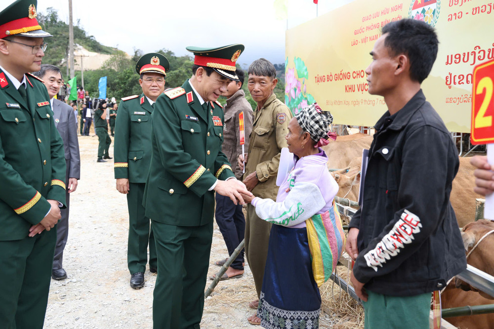 Những hoạt động thiết thực trong khuôn khổ Giao lưu hữu nghị Quốc phòng biên giới Việt Nam - Lào lần thứ 3 góp phần chăm lo sức khỏe, nâng cao đời sống nhân dân vùng biên (ảnh Giang Phan). 76.jpg