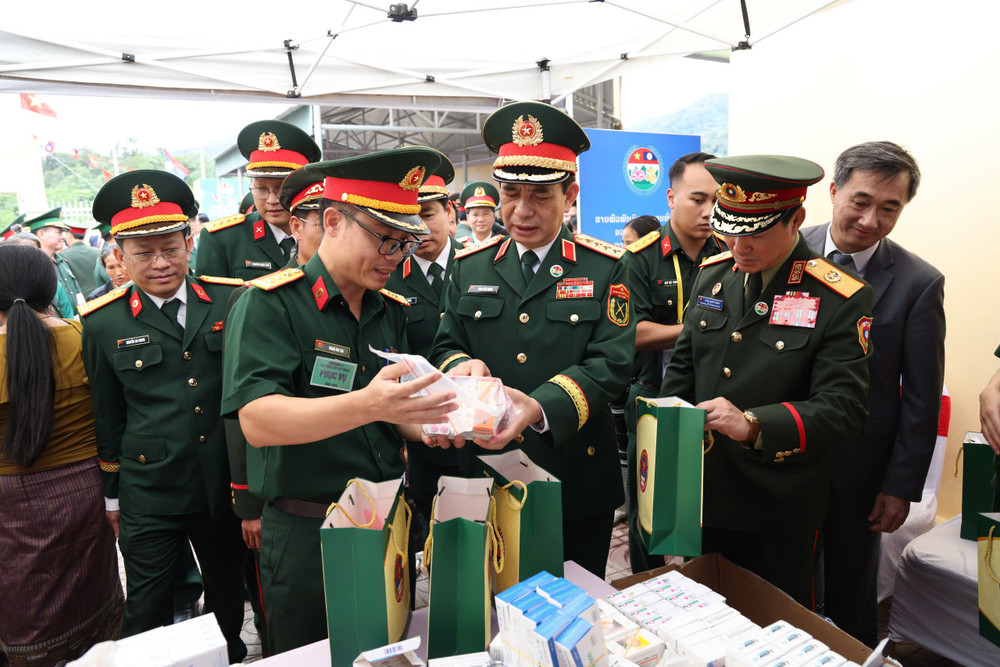 Đại tướng Phan Văn Giang và Đại tướng Khăm Liêng - Ụ Thạ Cay Sỏn chứng kiến hoạt động khám, tư vấn sức khỏe, cấp thuốc miễn phí cho người dân tại Trạm y tế bản Sopteng (ảnh Giang Phan). 81.jpg
