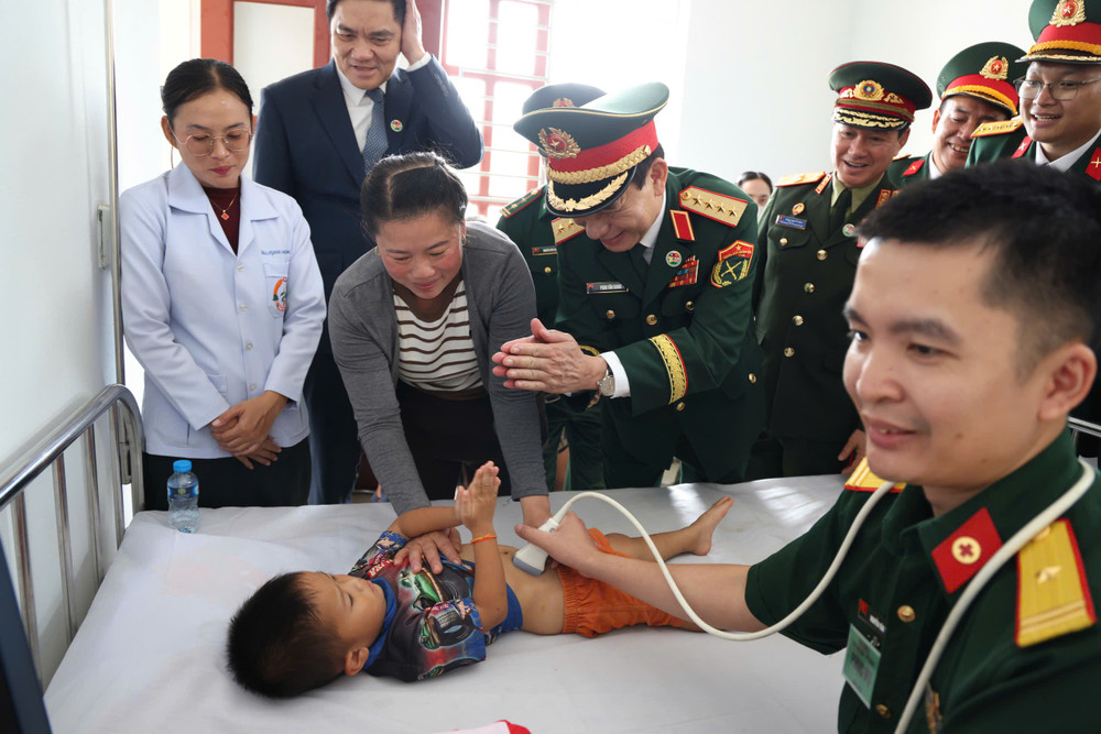 Đại tướng Phan Văn Giang và Đại tướng Khăm Liêng - Ụ Thạ Cay Sỏn tham quan khu vực khám, cấp thuốc miễn phí cho nhân dân biên giới (ảnh Giang Phan). 30.jpg