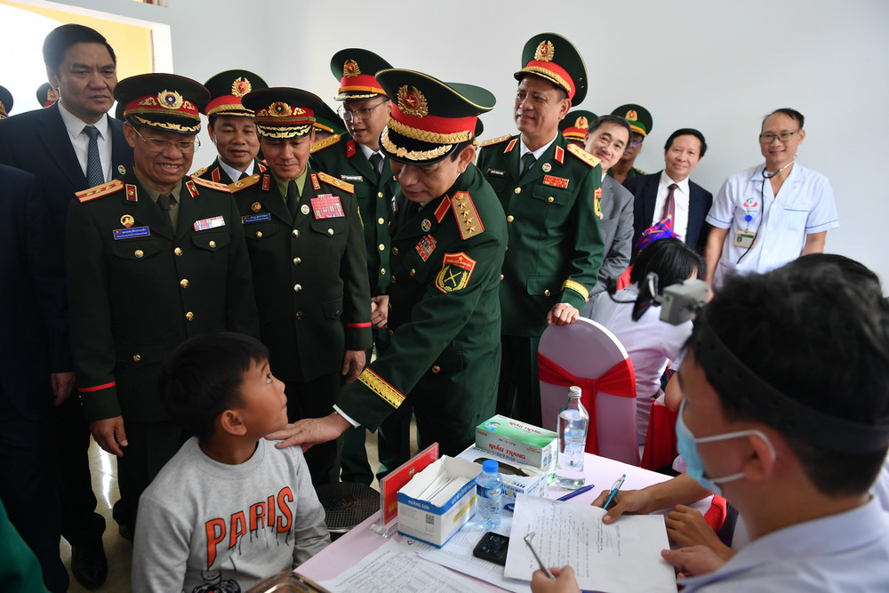 Đại tướng Phan Văn Giang và Đại tướng Khăm Liêng - Ụ Thạ Cay Sỏn tham quan khu vực khám, cấp thuốc miễn phí cho nhân dân biên giới (ảnh Ninh Cơ). Đại tướng Phan Văn Giang và Đại tướng Khăm Liêng - Ụ Thạ Cay Sỏn tham quan khu vực khám, cấp thuốc miễn phí cho nhân dân biên giới (ảnh Ninh Cơ).