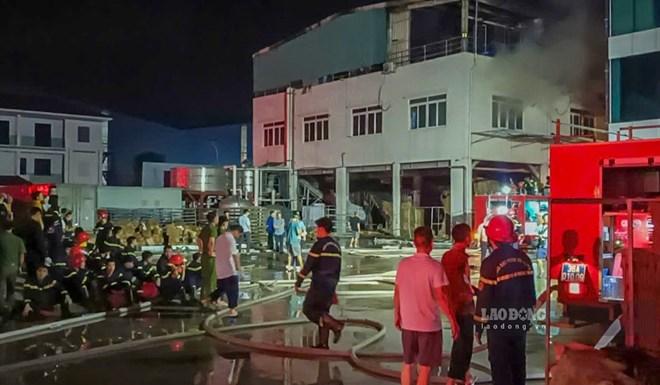 Hàng chục xe chuyên dụng tập trung chữa cháy tại nhà kho ở khu công nghiệp