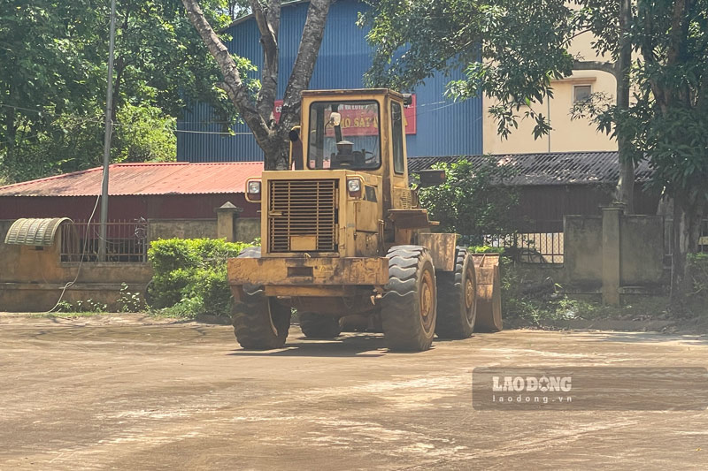 Máy xúc chuyên dụng nằm “đắp chiếu” nhiều năm tại khu vực khai trường mỏ Quý Xa. Ảnh: Đinh Đại