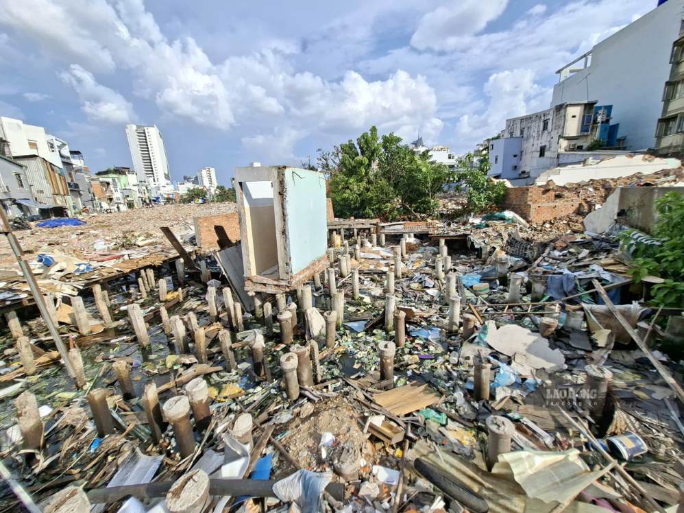 Những cọc bê tông còn lại là dấu tích của các căn nhà từng cơi nới, lấn chiếm ra mặt rạch. Ảnh: Minh Quân