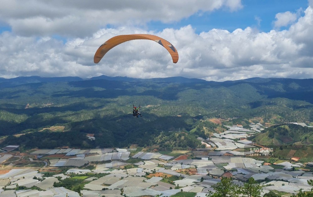 Trải nghiệm dù lượn đưa du khách ngắm Đà Lạt từ trên cao