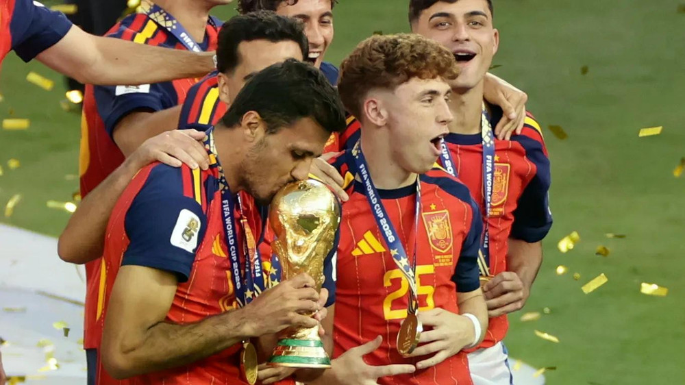 Chiến thắng trước Argentina không chỉ giúp Tây Ban Nha lần thứ hai vô địch World Cup mà còn tạo hiệu ứng tích cực đối với xuất khẩu, du lịch và tiêu dùng, dù lợi ích kinh tế được đánh giá chỉ mang tính tạm thời. Ảnh: Euro News. 1366x768-cmsv2-48c2f2c0-d186-55bb-964a-3852460d58db-9843711.jpg