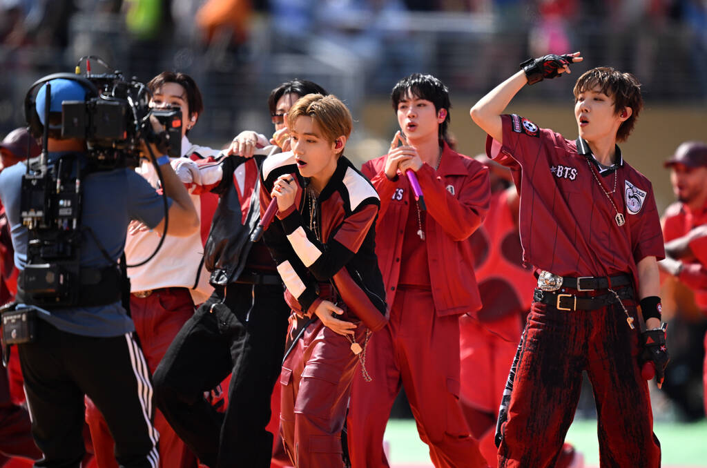 BTS khuấy đảo mạng xã hội dù chỉ biểu diễn 1 phút 40 giây ở chung kết World Cup 2026. Ảnh: Xinhua
