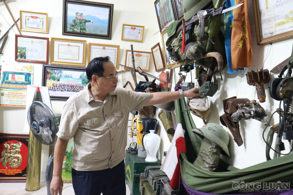 Ông Hải dành nhiều thời gian sưu tầm các kỷ vật chiến tranh để ôn lại quá khứ hào hùng của dân tộc và giáo dục truyền thống yêu nước cho thế hệ trẻ. Ảnh: Kim Long clo_br_2-7606.jpg