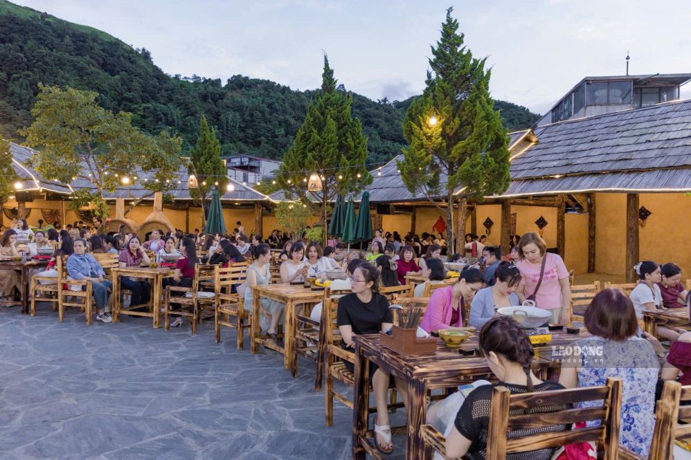 Không gian Văn hóa, ẩm thực Sa Pa Xưa - một trong những địa điểm thu hút du khách. Ảnh: Phạm Quỳnh