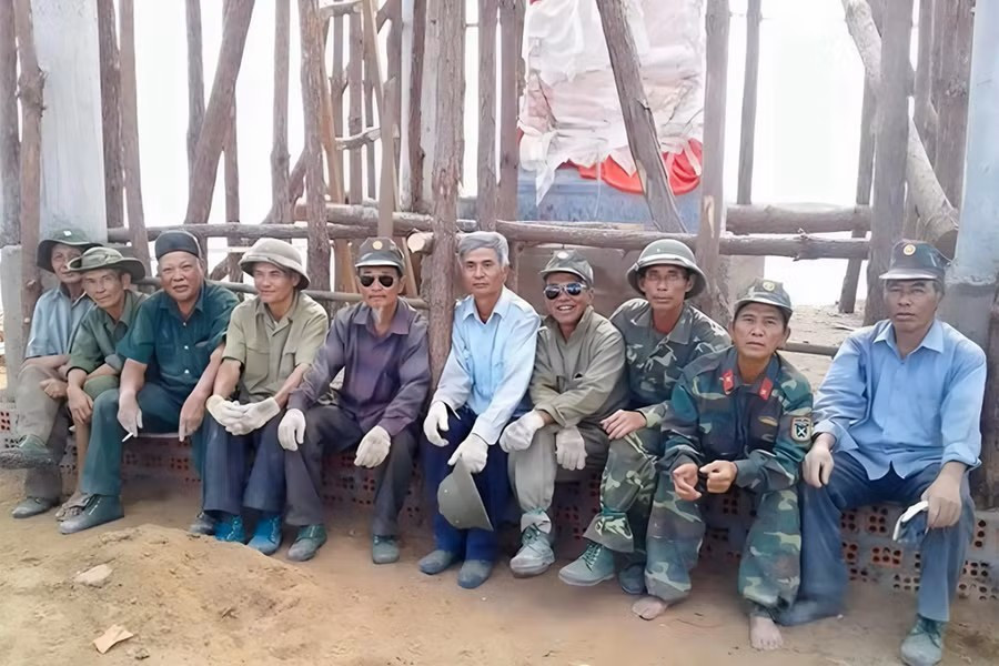 Những cựu chiến binh tham gia thi công nhà bia ở điểm cao 1015, tỉnh Kon Tum. Ảnh: NVCC 4-4421.jpg