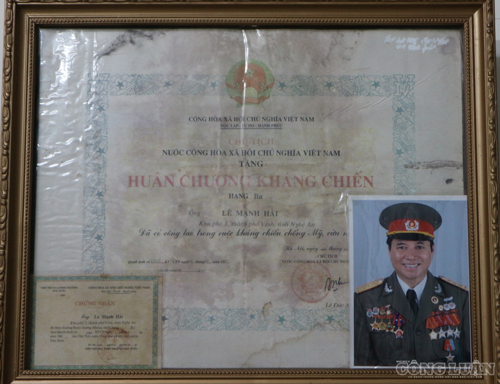 Cựu chiến binh Lê Mạnh Hải được Nhà nước tặng Huân chương kháng chiến hạng ba vì đã có công trong cuộc kháng chiến chống Mỹ cứu nước. Ảnh: Kim Long clo_br_5-5959.jpg