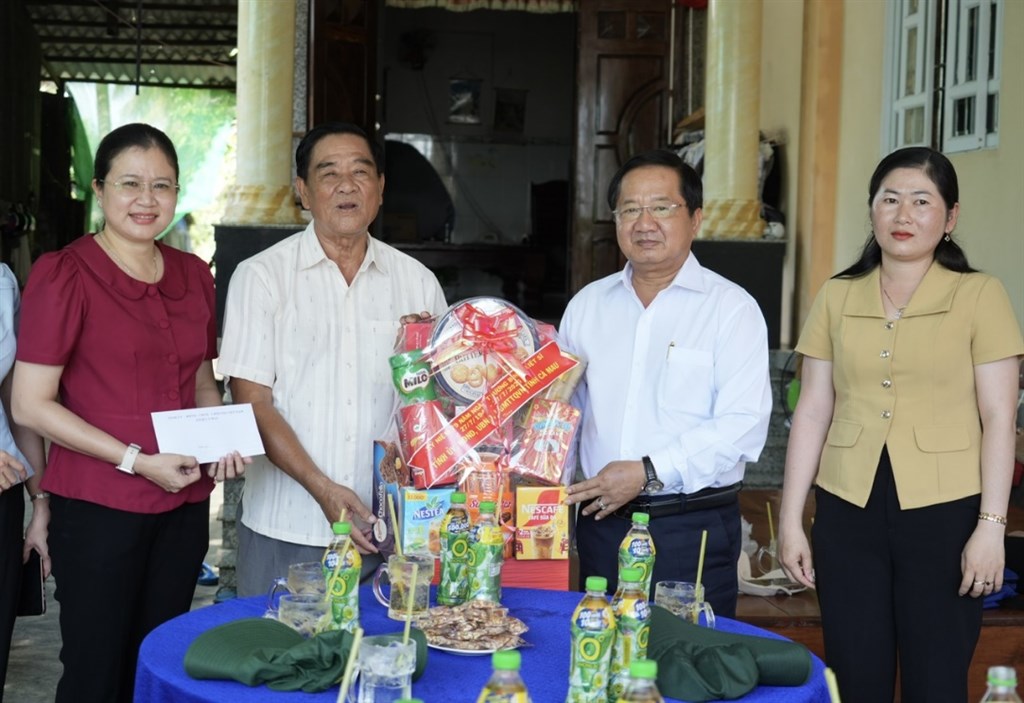 Phó Chủ tịch Thường trực Ủy ban MTTQ Việt Nam tỉnh Lê Thanh Triều (áo trắng) tặng quà cho thương binh Võ Việt Lâm. Ảnh: Cổng thông tin điện tử Cà Mau.