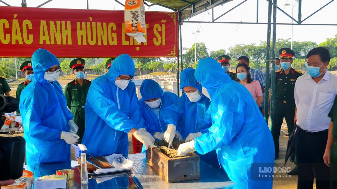 Lấy mẫu ADN liệt sĩ chưa xác định danh tính tại Nghĩa trang Phước Long, Cà Mau. Ảnh: Nhật Hồ.