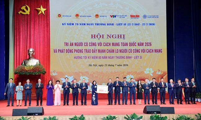 Bà Bùi Thị Minh Hoài, Ủy viên Bộ Chính trị, Bí thư Trung ương Đảng, Chủ tịch Ủy ban Trung ương MTTQ Việt Nam, tiếp nhận ủng hộ từ ngành ngân hàng số tiền 300 tỉ đồng