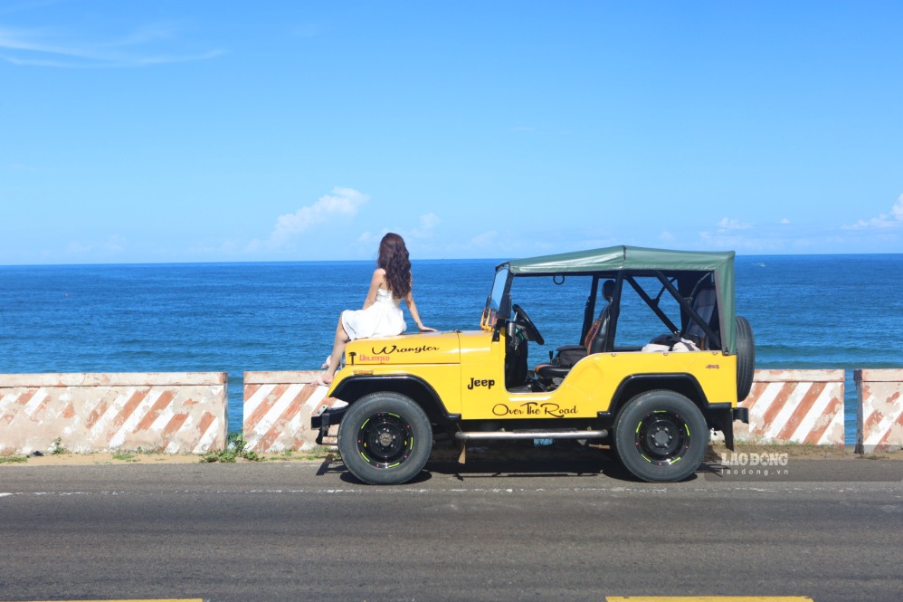 Du khách dừng chân chụp ảnh cùng xe jeep bên khung cảnh biển. Ảnh: Duy Tuấn