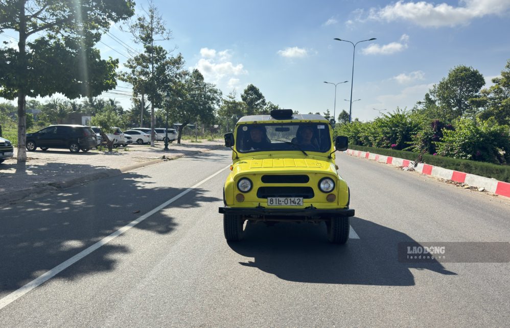 Xe jeep chở du khách trên cung đường ven biển Mũi Né. Ảnh: Duy Tuấn