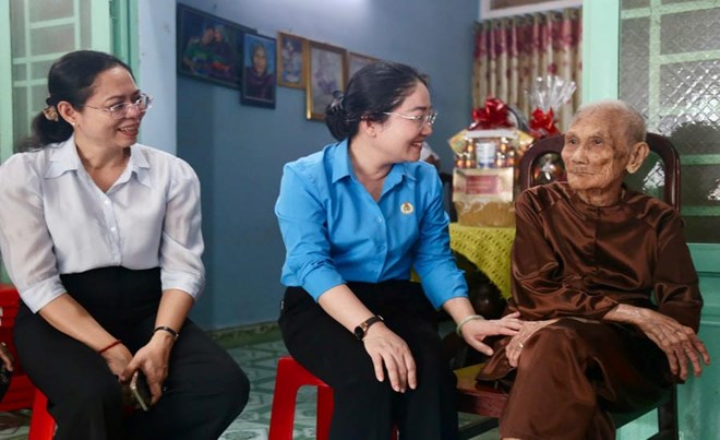 Công đoàn TPHCM thắp nến, chăm sóc các nghĩa trang liệt sĩ