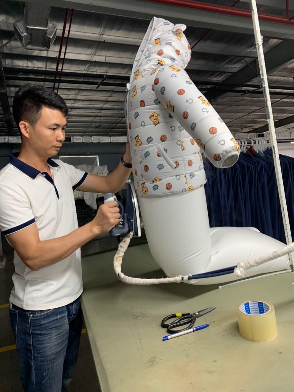 Sáng kiến của anh Vinh giúp công nhân giảm thao tác, tăng thu nhập. Ảnh: Nhân vật cung cấp.