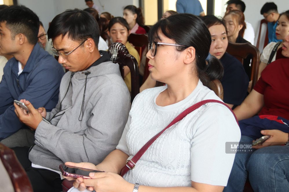 Chị Hồ Thị Trúc Phương phản ánh bức xúc về nguy cơ mất trắng các chế độ thai sản và ốm đau khi doanh nghiệp nợ bảo hiểm xã hội. Ảnh: Nguyễn Linh