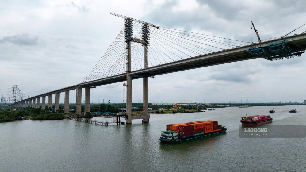 Việc thông xe cầu Phước Khánh vào tháng 9 tới sẽ giúp rút ngắn đáng kể thời gian lưu thông từ miền Tây đi Đông Nam Bộ, tạo động lực phát triển cho cả vùng kinh tế trọng điểm.
