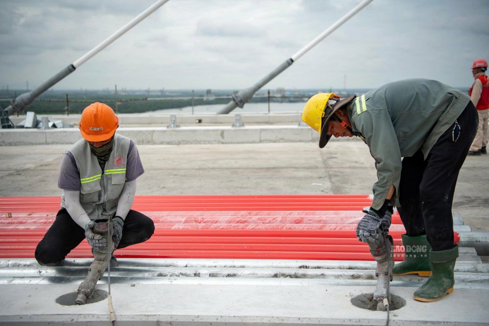 Căn chỉnh lực hệ thống cáp dây văng là công đoạn phức tạp, đòi hỏi độ chính xác kỹ thuật khắt khe nhất trong chặng nước rút. Ảnh: Anh Tú