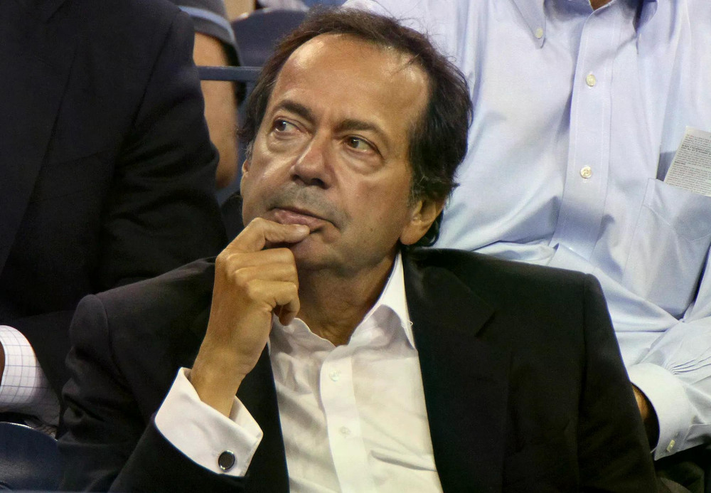 Nhà đầu tư John Paulson nhận định vàng vẫn còn dư địa để lập các mức đỉnh mới trong chu kỳ tăng giá hiện nay. Ảnh: Bloomberg. 1800x1248.jpg