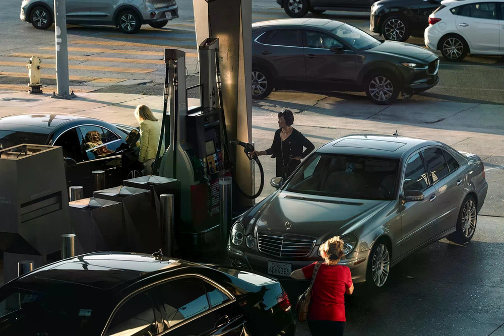 Các tài xế đổ xăng vào xe tại một trạm xăng ở Los Angeles. Ảnh: Mark Abramson/Bloomberg. 1800x1200-10.jpg