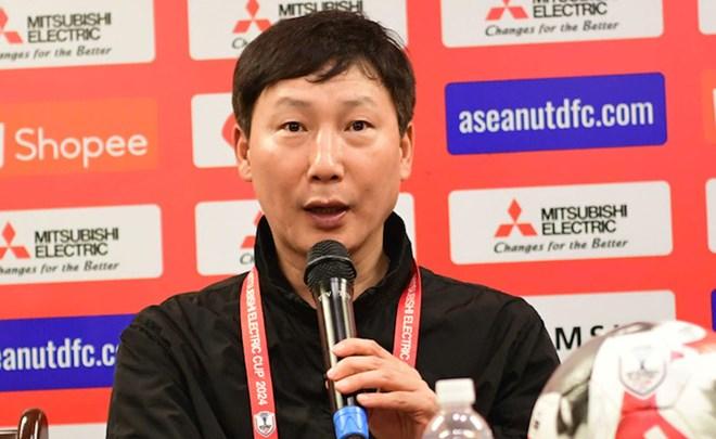 HLV Kim Sang-sik ném bỏ chiếc áo trắng kém may mắn