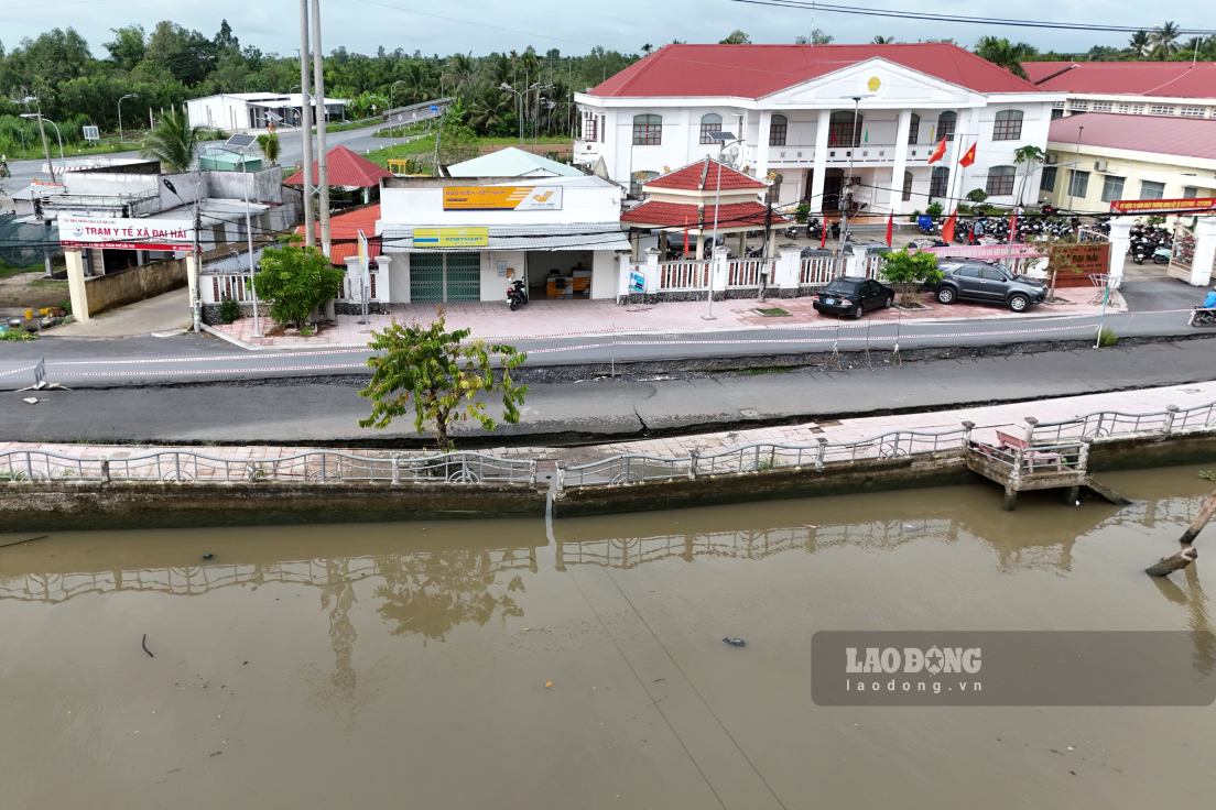Một phần đường trước UBND xã Đại Hải bị hư hỏng nặng. Ảnh: Tạ Quang