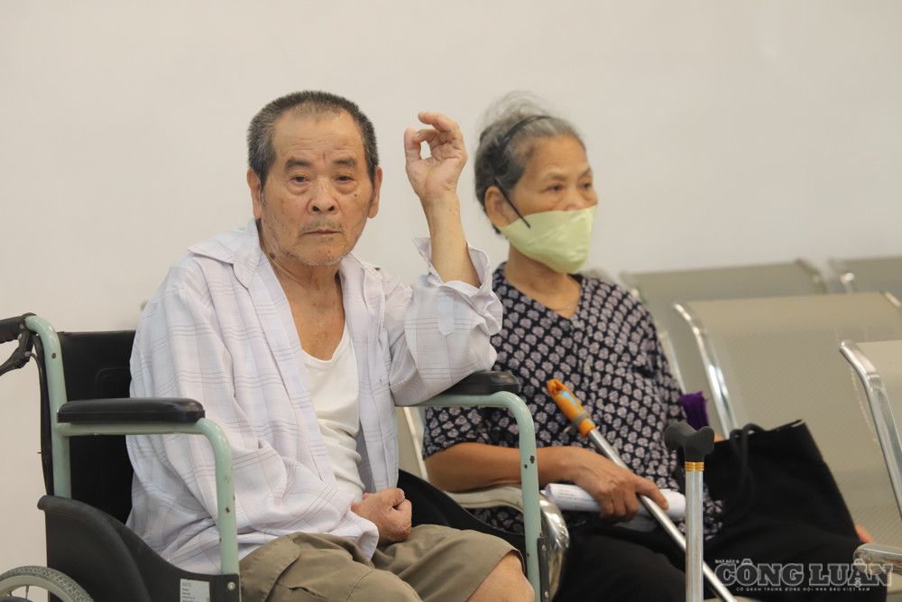 Người cao tuổi khám chữa bệnh tại Bệnh viện Bạch Mai cơ sở 2. clo_br_img-7152.jpg
