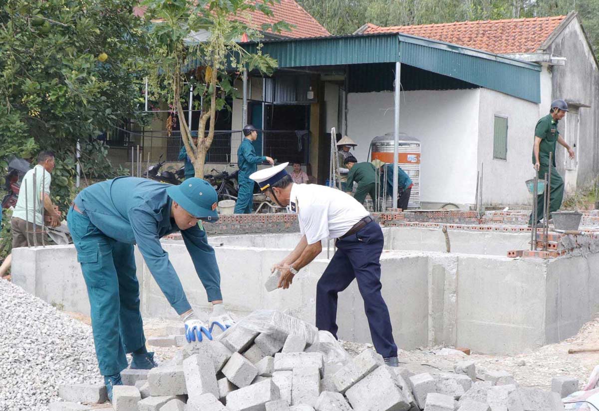 Hội CCB phường Hà An huy động cán bộ, hội viên CCB tham gia hỗ trợ ngày công lao động giúp gia đình nạn nhân chất độc da cam xây, sửa nhà. Ảnh: Cổng TTĐT phường Hà An