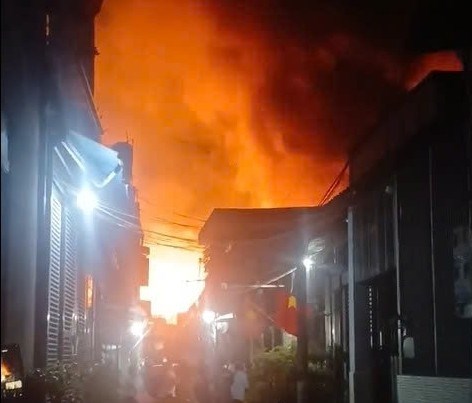 Cháy nhà xưởng trong đêm ở Dĩ An, TPHCM