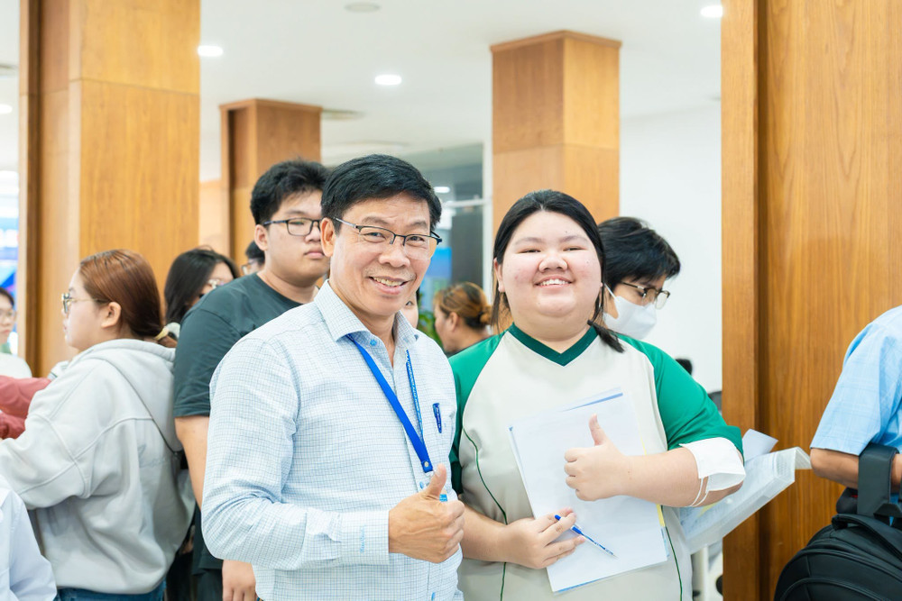 NGƯT Nguyễn Xuân Hoàn, Hiệu trưởng Trường Đại học Công Thương TP HCM trực tiếp đến thăm hỏi, động viên phụ huynh và tân sinh viên K26. Ảnh: HUIT 774018438-1612383507135185-4401123723455051300-n.jpg