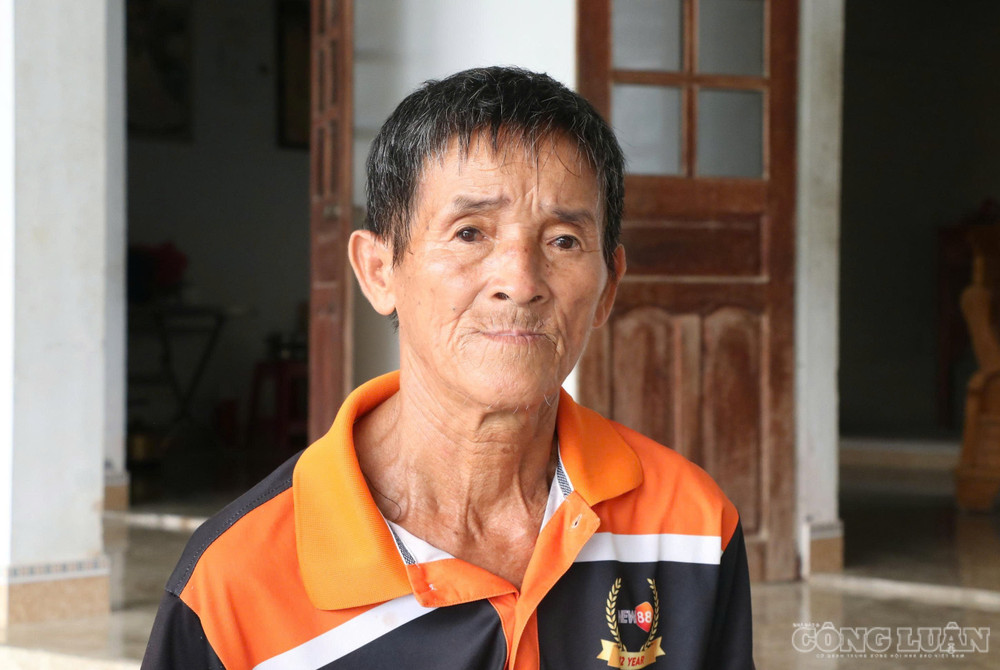 Ông Lê Văn Thái - em trai liệt sĩ Lê Văn Tự - kể lại hành trình tìm kiếm nơi an nghỉ anh trai. Ảnh: Kim Long clo_br_3.jpg