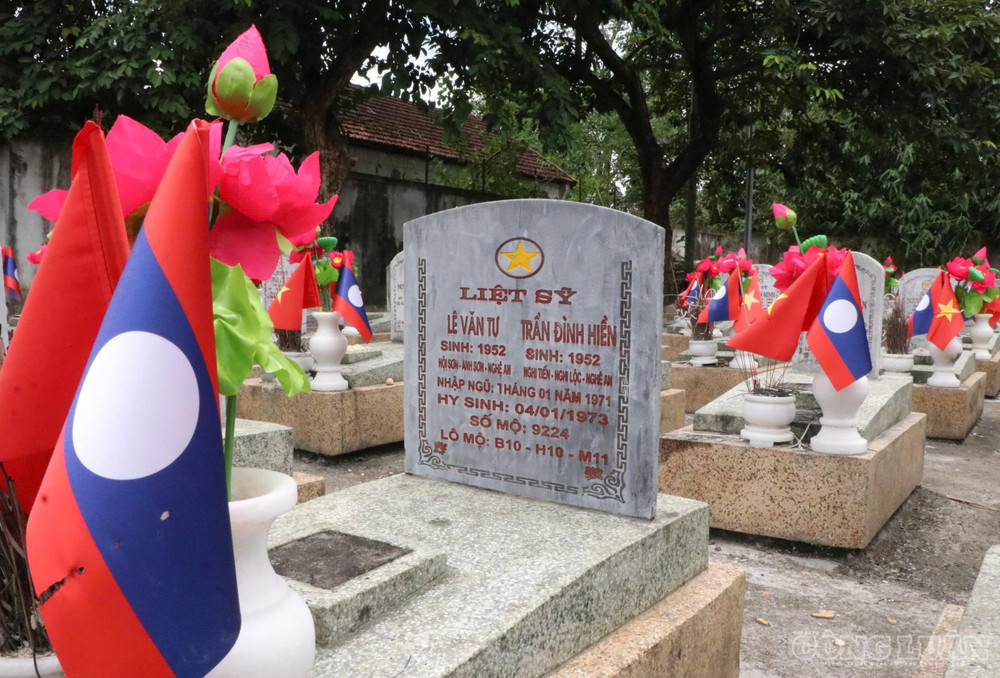 Tấm bia mộ mang tên liệt sĩ Lê Văn Tự và Trần Đình Hiền tại Nghĩa trang liệt sĩ Việt - Lào. Ảnh: Kim Long clo_br_1.jpg