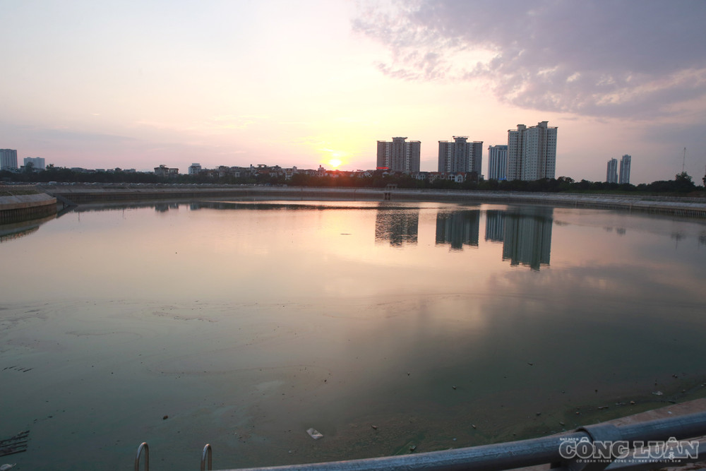 Không riêng hồ điều hòa tại công viên Ngọc Thụy, tại hồ điều hòa Mễ Trì (Đồng Bông 2), trên đường Tố Hữu (phường Đại Mỗ, TP Hà Nội), tình trạng tương tự cũng xuất hiện. Đây là một trong những công trình thuộc hệ thống tiêu thoát nước của Hà Nội. Dự án có diện tích khoảng 12ha, tổng mức đầu tư khoảng 370 tỷ đồng với tuyến kè dài hơn 1,9km, được kỳ vọng góp phần tăng khả năng điều tiết nước và cải thiện cảnh quan đô thị. clo_br_6r4a6929.jpg