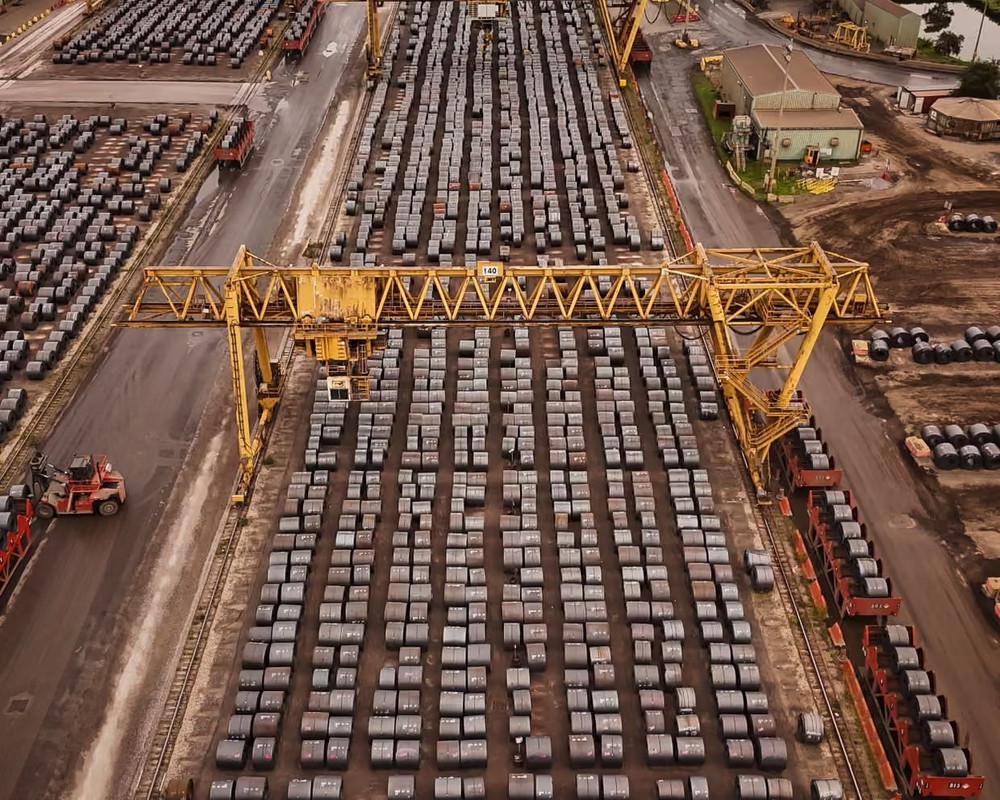 Các cuộn thép cán tại nhà máy thép ArcelorMittal Dofasco ở Hamilton, Ontario. Ảnh: Canadian Press/Shutterstock. 5000.jpg