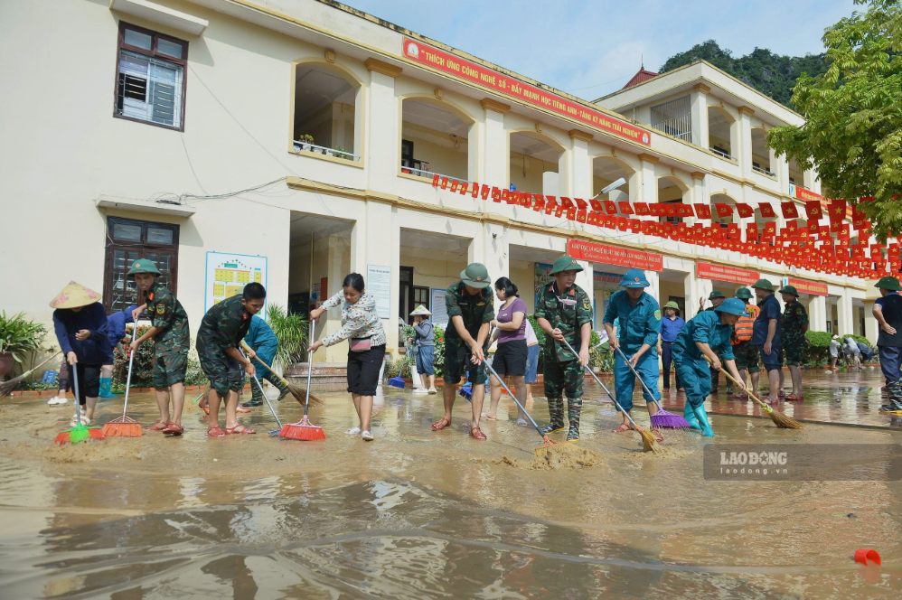 Khi nước rút, chúng tôi sẽ tiếp tục phối hợp với địa phương tổng vệ sinh môi trường, hỗ trợ trường học chuẩn bị năm học mới và ưu tiên khôi phục hoạt động các cơ sở y tế để chăm sóc sức khỏe bà con“, Thượng tá Phạm Đình Tuân cho biết. Ảnh: Khánh Linh