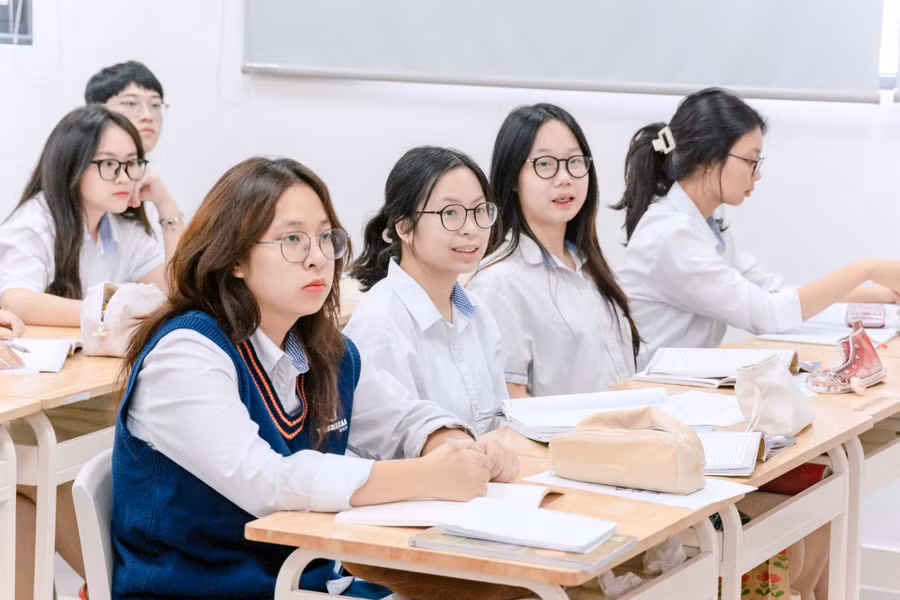 Tăng cường tự đánh giá và đánh giá đồng đẳng, qua đó giúp học sinh chủ động nhìn nhận mình đang ở đâu, còn thiếu gì và cần cố gắng điều gì. pnk05967.jpg