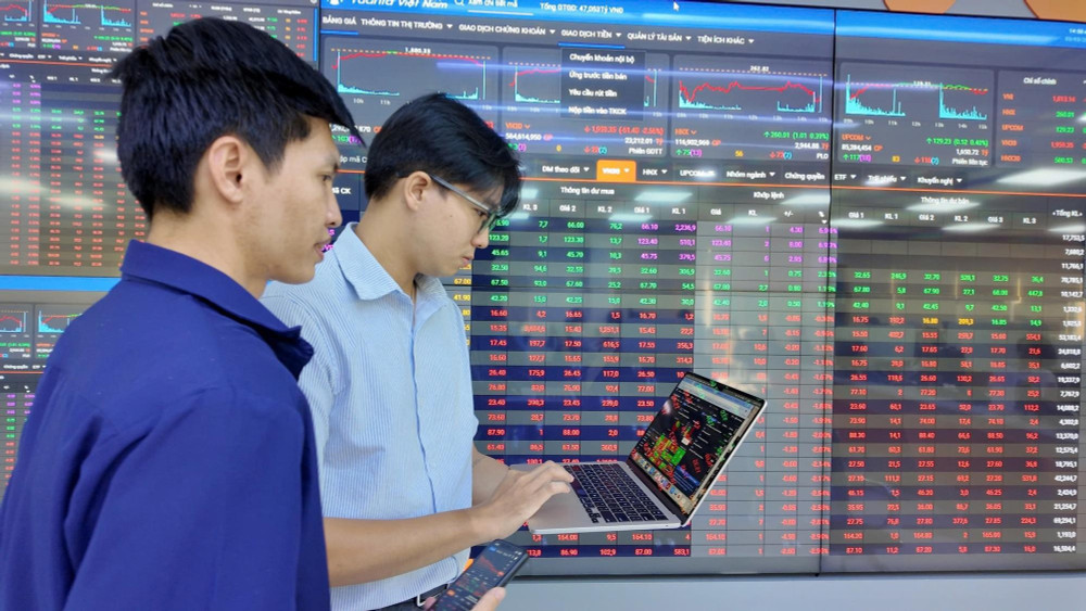 Thống kê 10 năm cho thấy VN-Index thường giao dịch tích cực trước kỳ nghỉ Quốc khánh (2/9), nhưng 7/10 phiên đầu tiên sau kỳ nghỉ lại giảm điểm. Ảnh minh họa/DNSE chot-11-17754829587201992056695-1775520476973-17755204773121270053020.jpg
