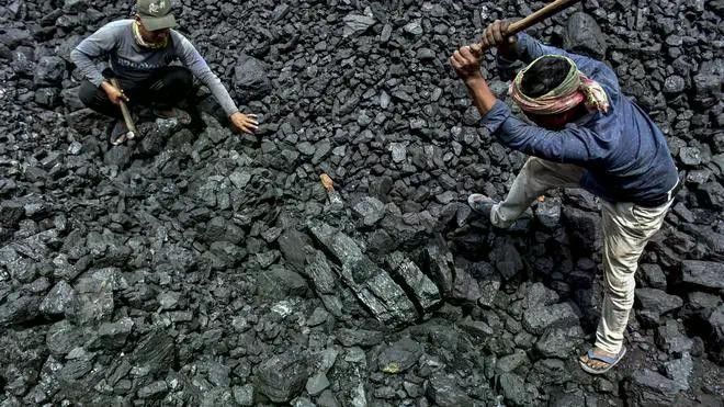 Ảnh minh họa: Theo The Hindu. coal-mining-india.jpg