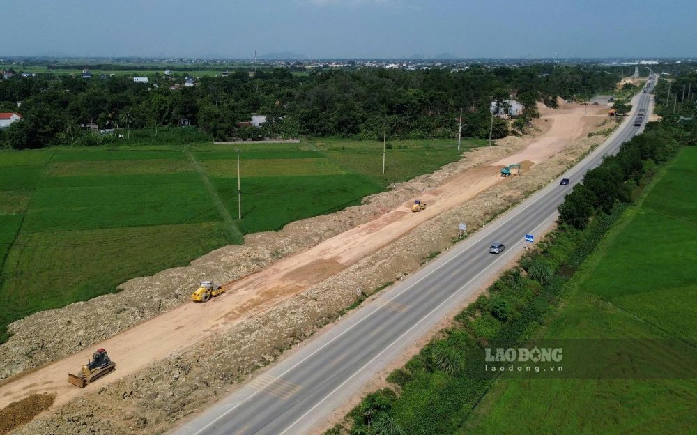 Các nhà thầu triển khai thi công trên nhiều đoạn tuyến thuộc dự án. Ảnh: Quách Du