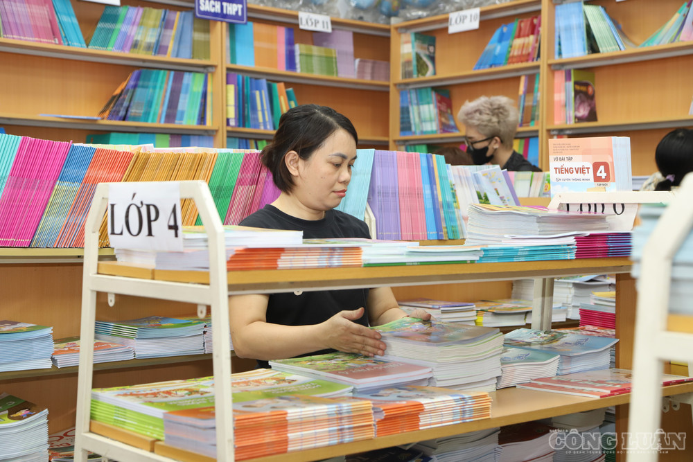 Phụ huynh tại Hà Nội mua sách giáo khoa cho con. clo_br_img-1451.jpg