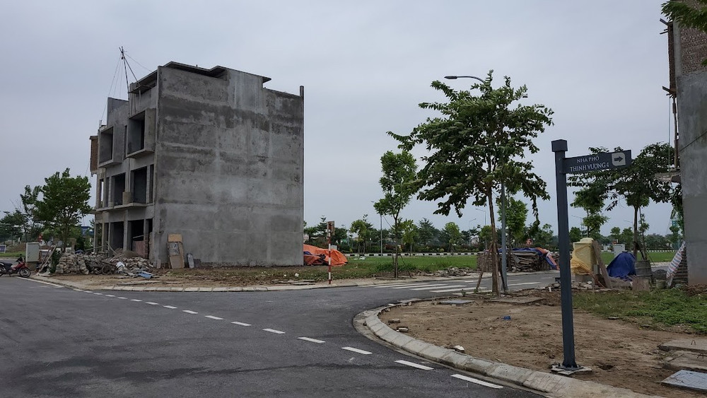 Những căn biệt thự, nhà phố được rao bán, cho thuê với giá thấp bất thường đang xuất hiện ngày càng nhiều trên mạng. Ảnh minh họa: Việt Vũ 20201029-140514.jpg
