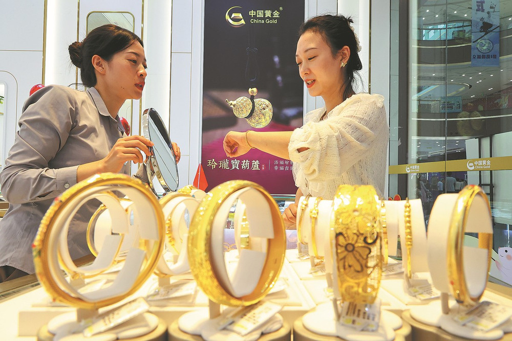 Giá vàng được kỳ vọng chạm mốc 5.000 USD/ounce vào cuối năm 2026 khi nhu cầu từ các ngân hàng trung ương tiếp tục tăng mạnh. Ảnh: Chinadaily. 6541ae24a3109068caff3159.jpg