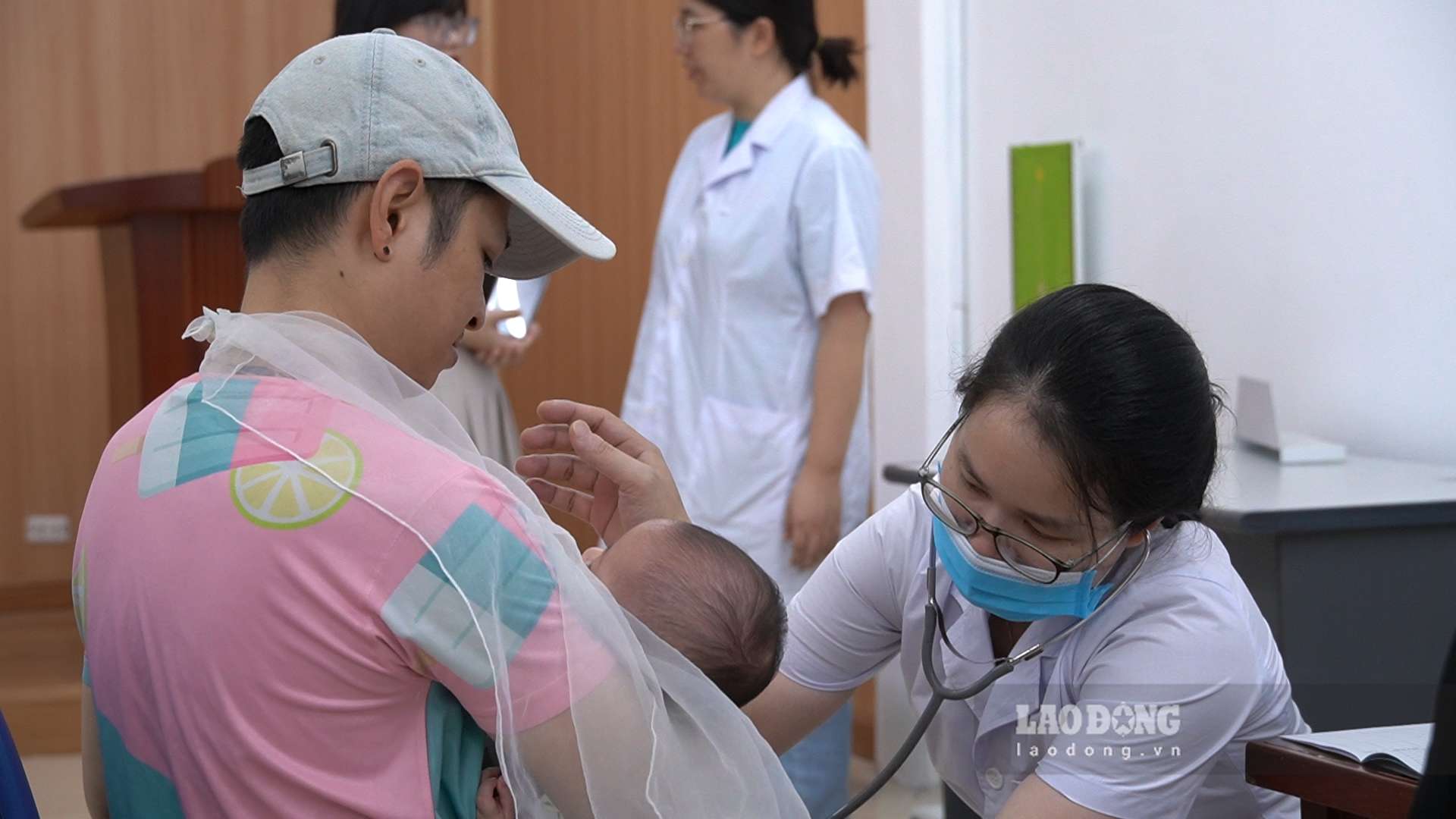 Chương trình tiêm chủng bắt đầu từ 8h sáng ngày 9.9, nhiều phụ huynh chủ động đưa con đi sớm (Ảnh chụp ngày 9.9.2026). Ảnh: An Phương