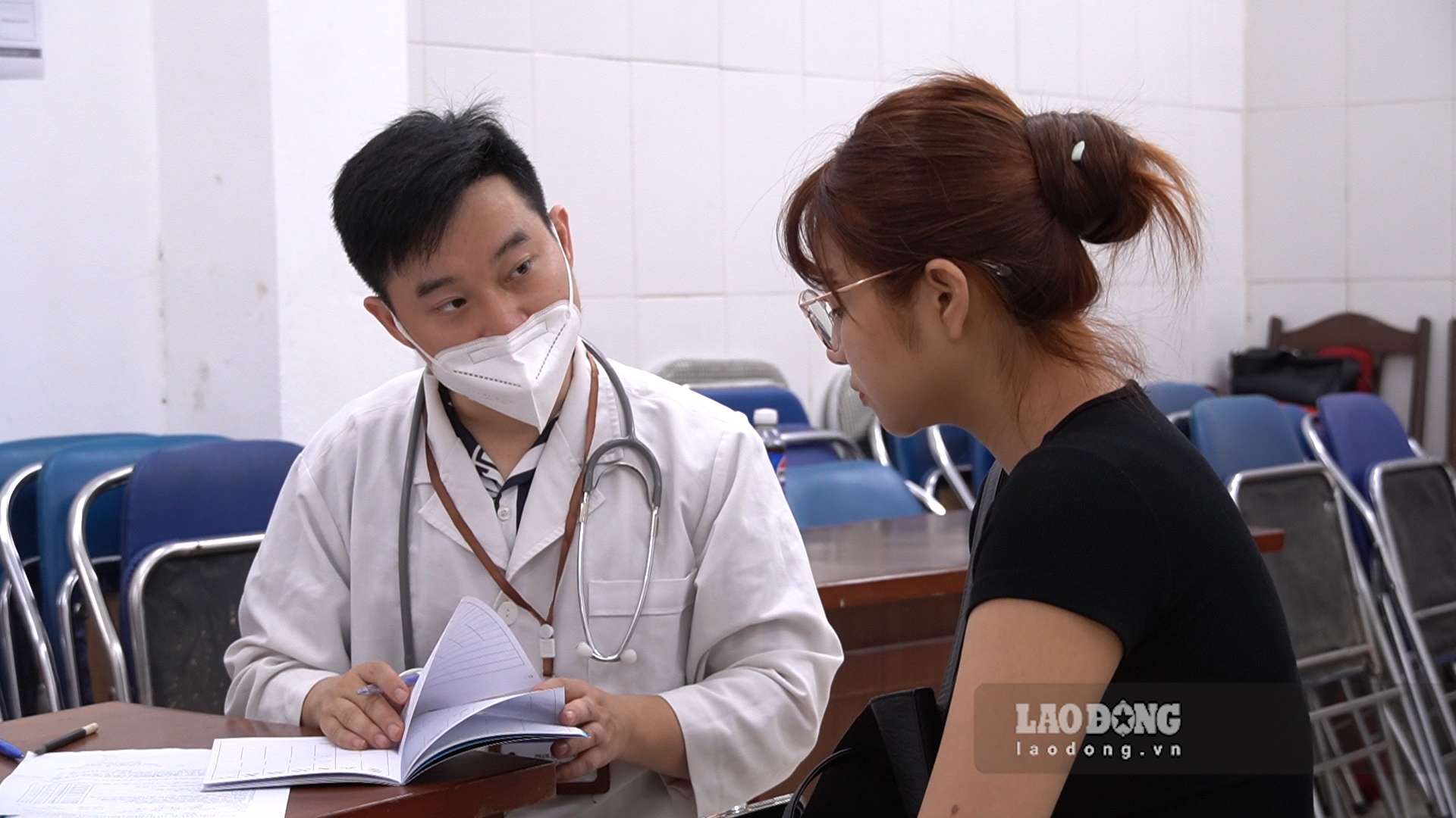 Bác sĩ Phạm Quang Trung (Trạm Y tế phường Đống Đa) tư vấn cho phụ huynh trước khi tiêm (Ảnh chụp ngày 9.9.2026). Ảnh: An Phương