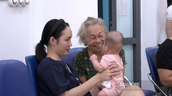 Lo bệnh giao mùa, phụ huynh chủ động đưa con đi tiêm vaccine ngay tại phường