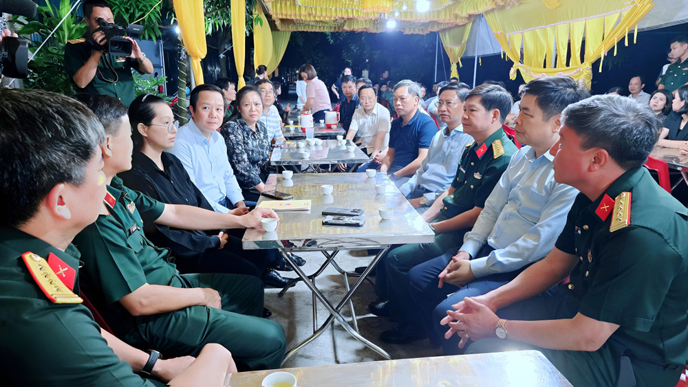 Lãnh đạo tỉnh Hưng Yên và Quân khu 3 thăm hỏi, động viên, chia buồn với gia đình Thiếu tá Trần Văn Tùng. Ảnh: vuthu.hungyen.gov.vn thieu-ta-tran-van-tung-4.jpg